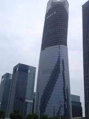 樓層起重機——超高層幕墻安裝“利器”與建筑幕墻設計安裝